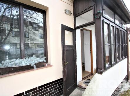vstup do domu | Pronájem bytu, 1+1, 46 m²