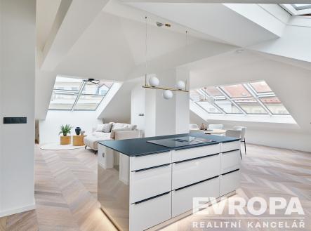 Prostorný obývací pokoj, moderní kuchyň, parketová podlaha, velká okna, světlý interiér, designový styl | Pronájem bytu, atypický, 120 m²