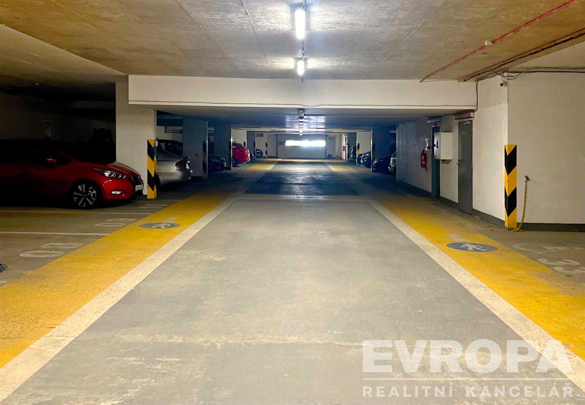 parkoviště s elektrický panel