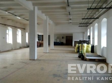 . | Pronájem - skladovací prostor, 700 m²