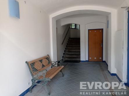 Vstup do budovy | Pronájem - kanceláře, 13 m²