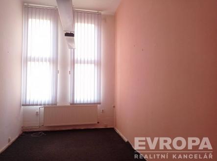 Malá kancelář s kobercovou podlahou, velkými okny a vertikálními žaluziemi, v udržovaném stavu | Pronájem - skladovací prostor, 30 m²