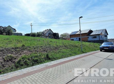 Pohled od komunikace | Prodej - pozemek pro bydlení, 1 252 m²