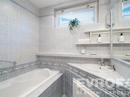 Koupelna v 1. NP  | Prodej - dům/vila, 240 m²