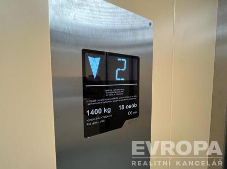 Nákladní výtah  | Pronájem - skladovací prostor, 900 m²