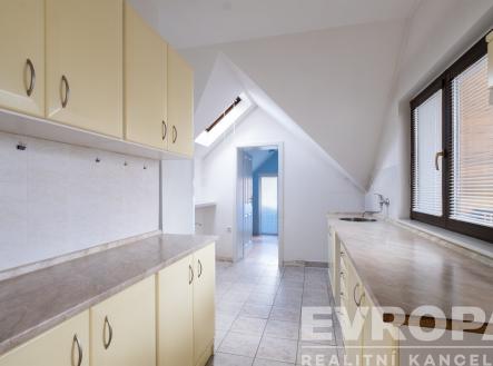 kuchyně s světlík, přirozené světlo, klenutý strop, krémové barevné skříňky, a kachličková podlaha | Prodej - dům/vila, 250 m²