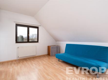 obývací pokoj s radiátor, přirozené světlo, nízký strop, dřevěná podlaha, a klenutý strop | Prodej - dům/vila, 250 m²