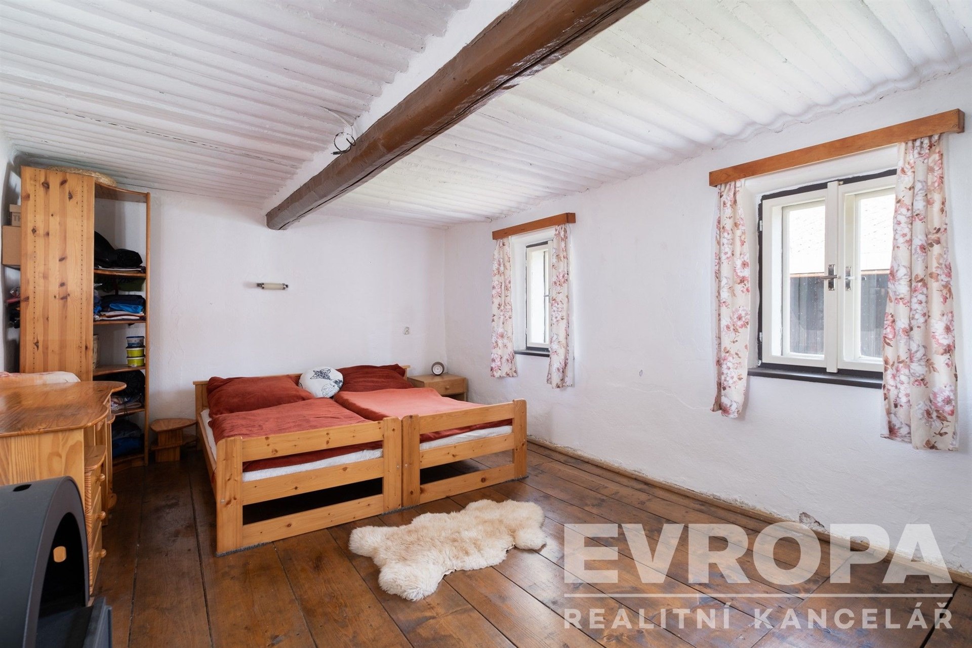 pokoj / ložnice s trámový strop, dřevěná podlaha, francouzské dveře, a přirozené světlo