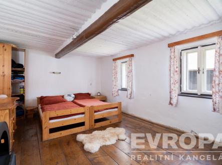 pokoj / ložnice s trámový strop, dřevěná podlaha, francouzské dveře, a přirozené světlo | Prodej - dům/vila, 208 m²