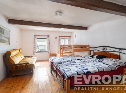 pokoj / ložnice s dřevěná podlaha, trámový strop, a přirozené světlo | Prodej - dům/vila, 208 m²