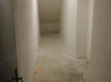 úložný prostor pod schody | Pronájem - skladovací prostor, 38 m²