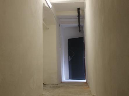 úložný prostor pod schody | Pronájem - skladovací prostor, 38 m²