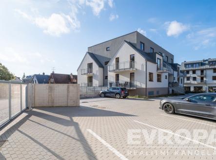 Pohled z parkoviště | Prodej bytu, 2+kk, 47 m²