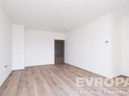 Obývák a pohled na kuch. kout | Prodej bytu, 2+kk, 47 m²