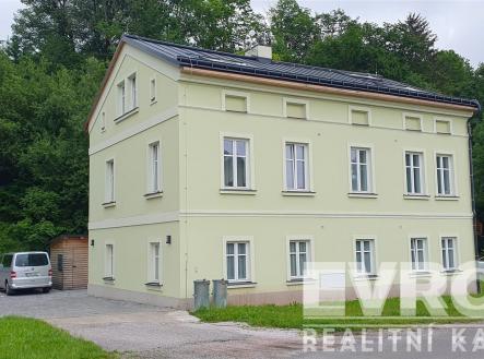 venkovní obytný prostor s pohled na lesy | Pronájem bytu, 2+kk, 34 m²