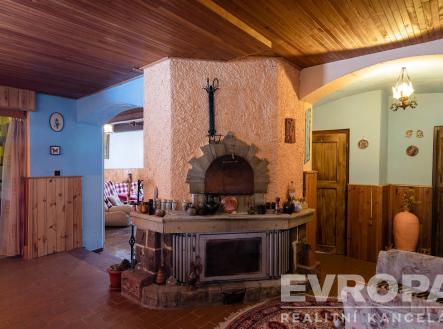 jídelna s krbem | Prodej - chata/rekreační objekt, 230 m²