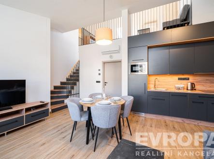 Obývací prostor s kuchyňským koutem | Prodej bytu, 2+kk, 78 m²