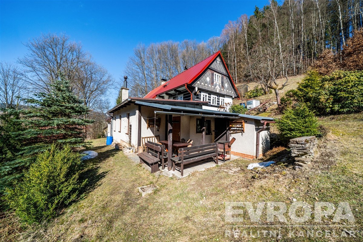 dům - pohled z pozemku