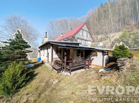 Horská chalupa s červenou střechou, dřevěnou terasou a malebným okolím, upravená zahrada, les v pozadí, ideální pro rekreaci | Prodej - dům/vila, 51 m²
