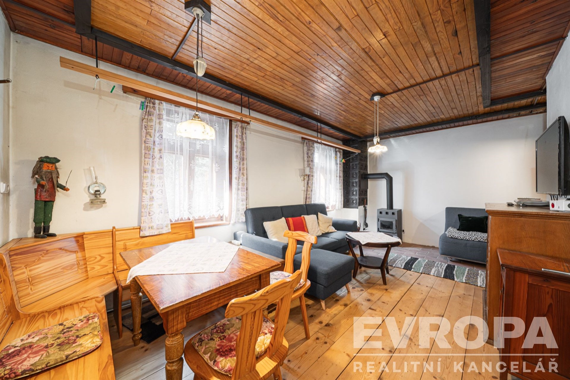 obývací pokoj s kuchyňským koutem