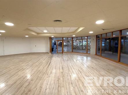 Prostorný komerční prostor s moderní parketovou podlahou a velkými okny, vzhledově světlý interiér ideální pro podnikání | Pronájem - obchodní prostor, 132 m²
