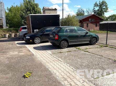 Venkovní parkovací plocha s vydlážděným povrchem, vedle zelená plocha a živý plot, vhodné pro osobní auta, klidná lokalita. | Pronájem - pozemek, ostatní, 50 m²