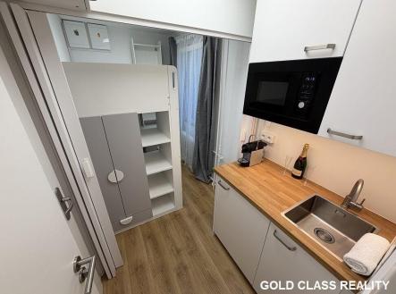 šatní skříň + police, kuchyně | Prodej bytu, 1+kk, 8 m²