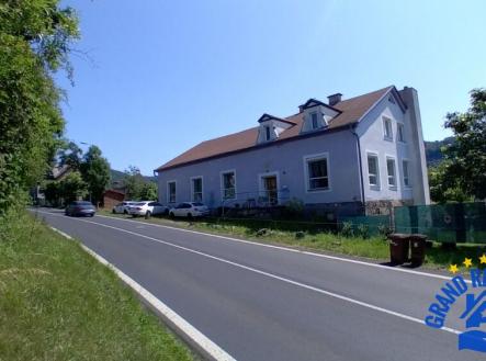 pohled z hlavní komunikace | Prodej - dům/vila, 700 m²