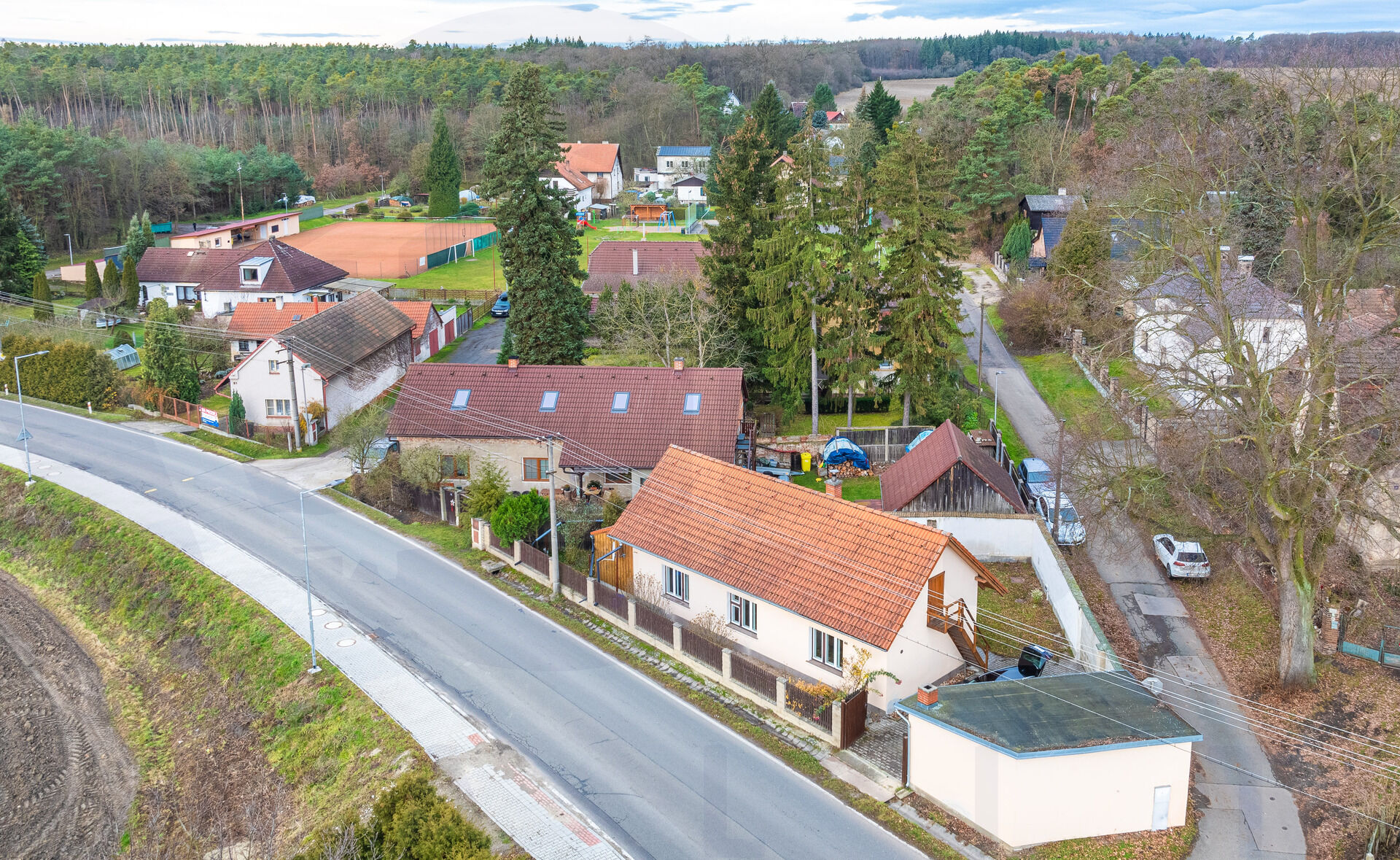 Prodej pěkného RD o velikosti 2+1 se zast. plochou 77 m², možnost zvětšení dispozice o půdní prostor