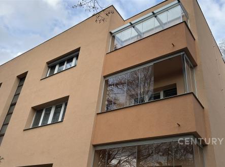 Fasáda bytového domu s moderními okny, zateplená fasáda, balkony s prosklením, klidná lokalita, velmi dobrý stav. | Prodej bytu, 3+1, 89 m²