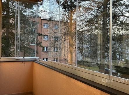 Zasklený balkon s výhledem na tiché okolí, dlažba na podlaze, chráněný balkon, moderní styl, ideální pro relaxaci | Prodej bytu, 3+1, 89 m²