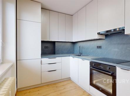 Moderní kuchyň s vestavěnými skříněmi a elektrospotřebiči, světlá dřevěná podlaha a elegantní tmavá pracovní deska | Prodej bytu, 2+1, 56 m²