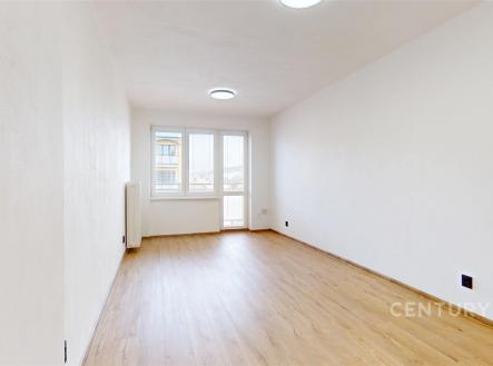 Světlý obývací pokoj s parketovou podlahou, velká okna zajišťují dostatek přirozeného světla, moderní jednoduchý styl v neutrálních tónech. | Prodej bytu, 2+1, 56 m²