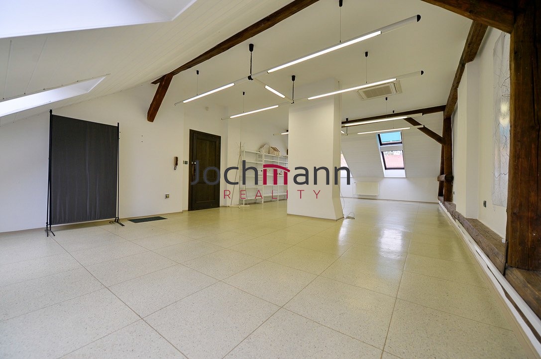 790E9D44-8FD5-49F5-AA10-BA8320D4D653_1_105_c