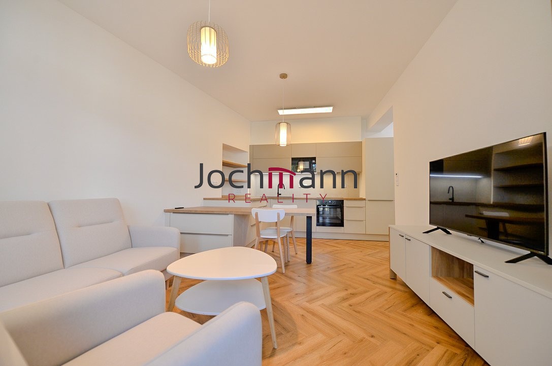 051155EC-0C15-4DBD-A3C8-60AA9BB6F475_1_105_c