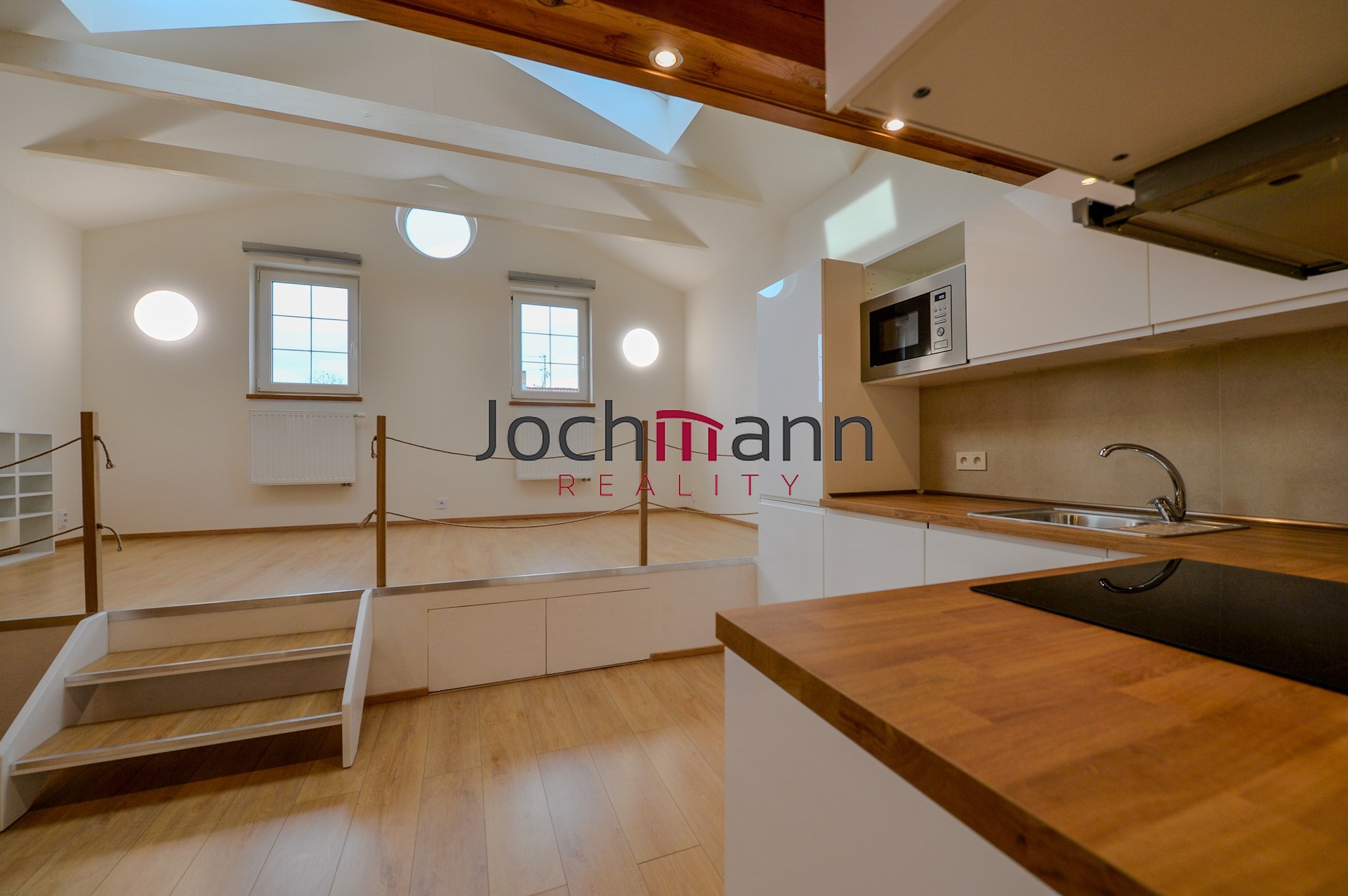 1B603174-54AF-4F1C-BBA9-E05B44A16495