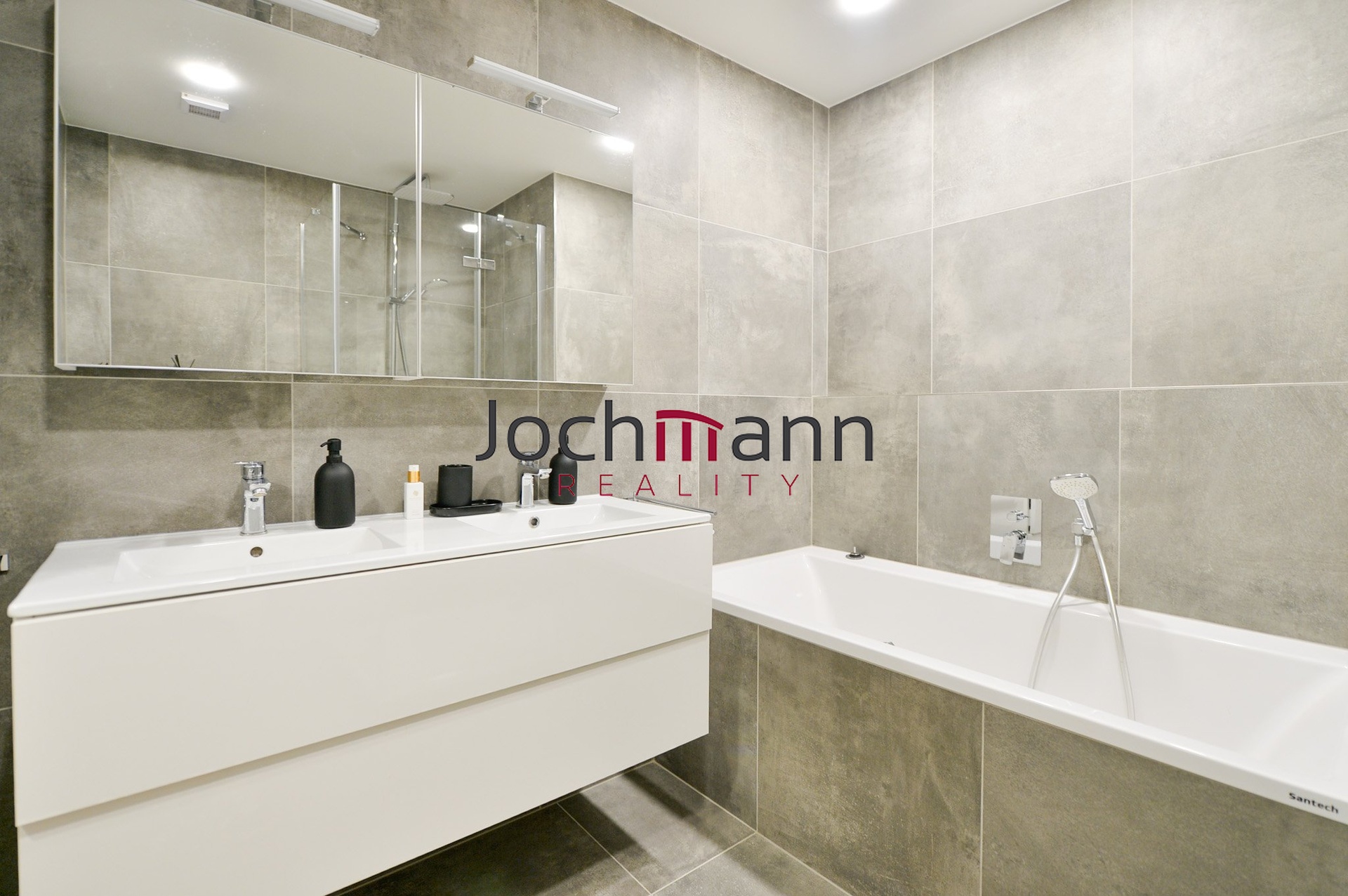 13C081CB-F5D6-4F32-9603-B5F24163B842