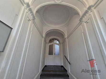 vstupní chodba domu.jpg | Pronájem bytu, atypický, 85 m²
