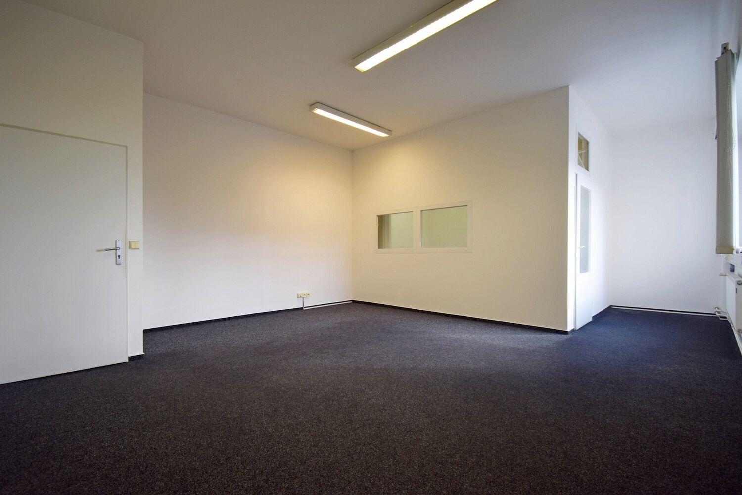 2 kanceláře 46 m2 v administrativní budově na okraji Prahy