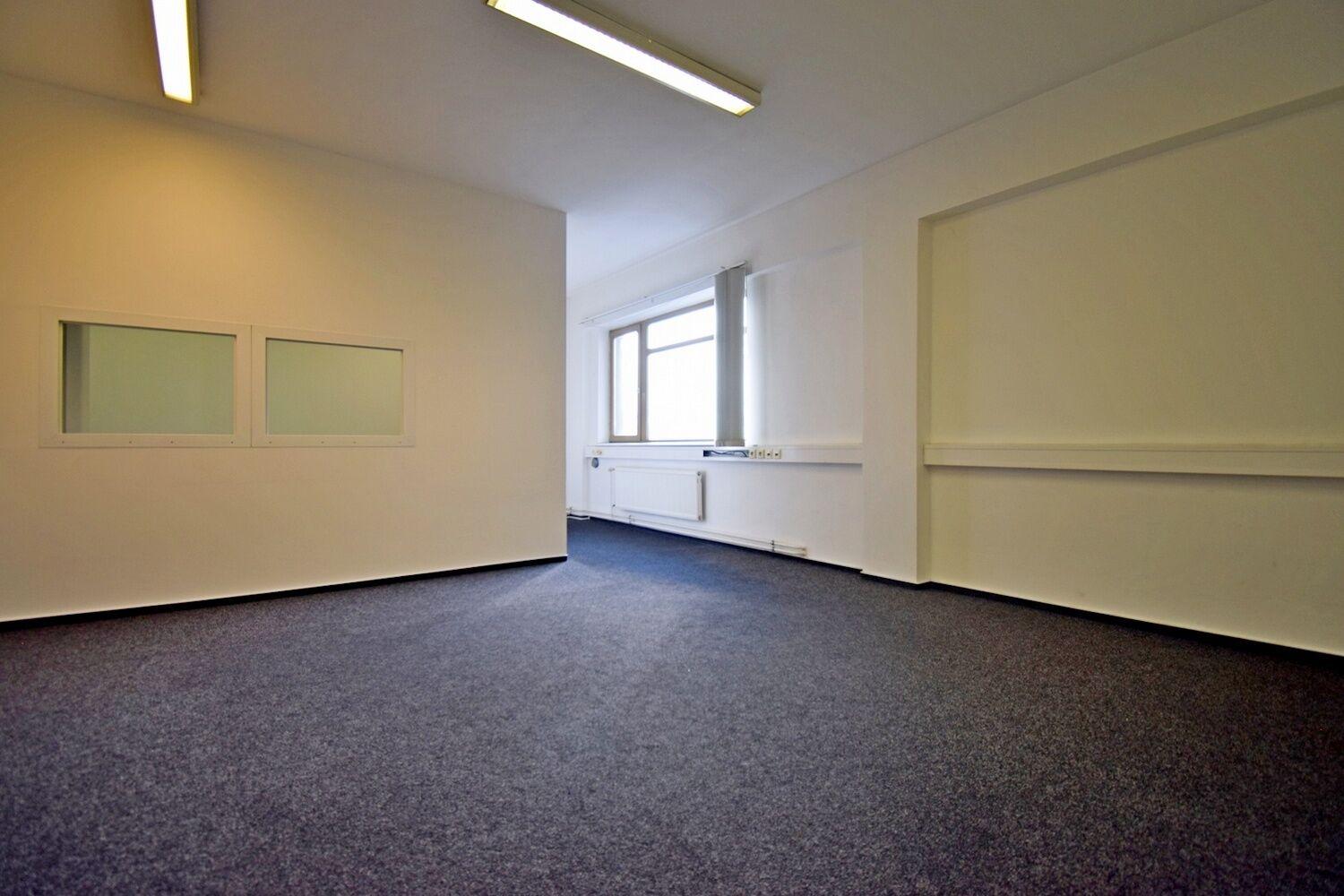 2 kanceláře 46 m2 v administrativní budově na okraji Prahy