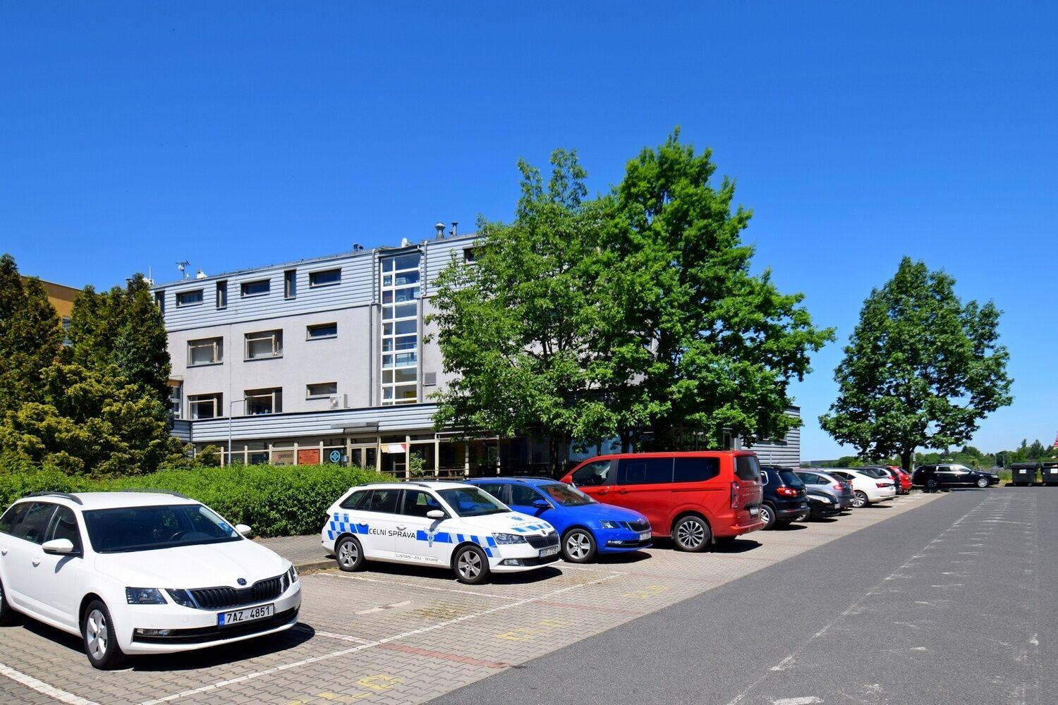 2 kanceláře 46 m2 v administrativní budově na okraji Prahy