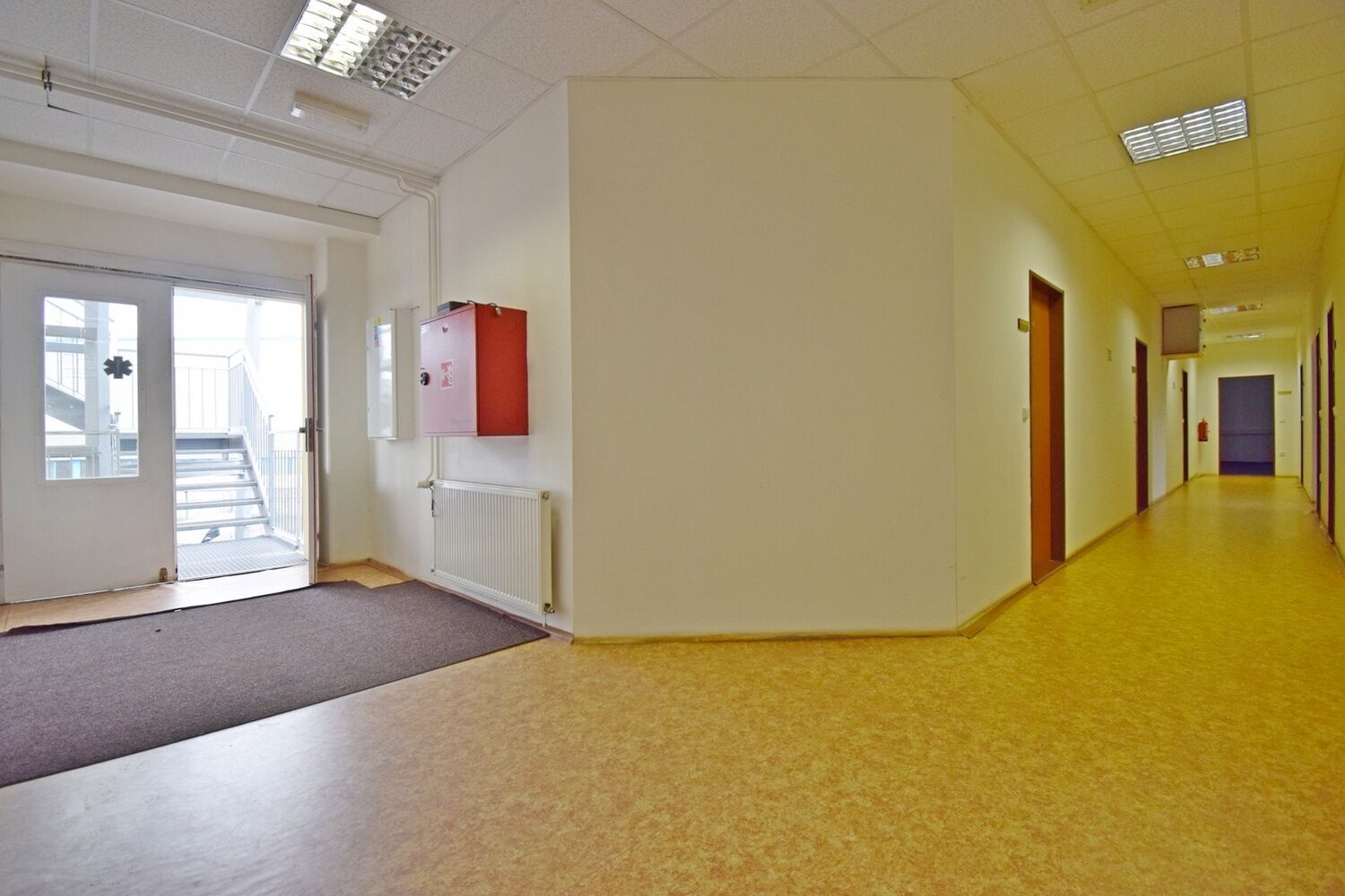 Pronájem 2 kanceláří, 43 m2 v Letňanech, Praha 9