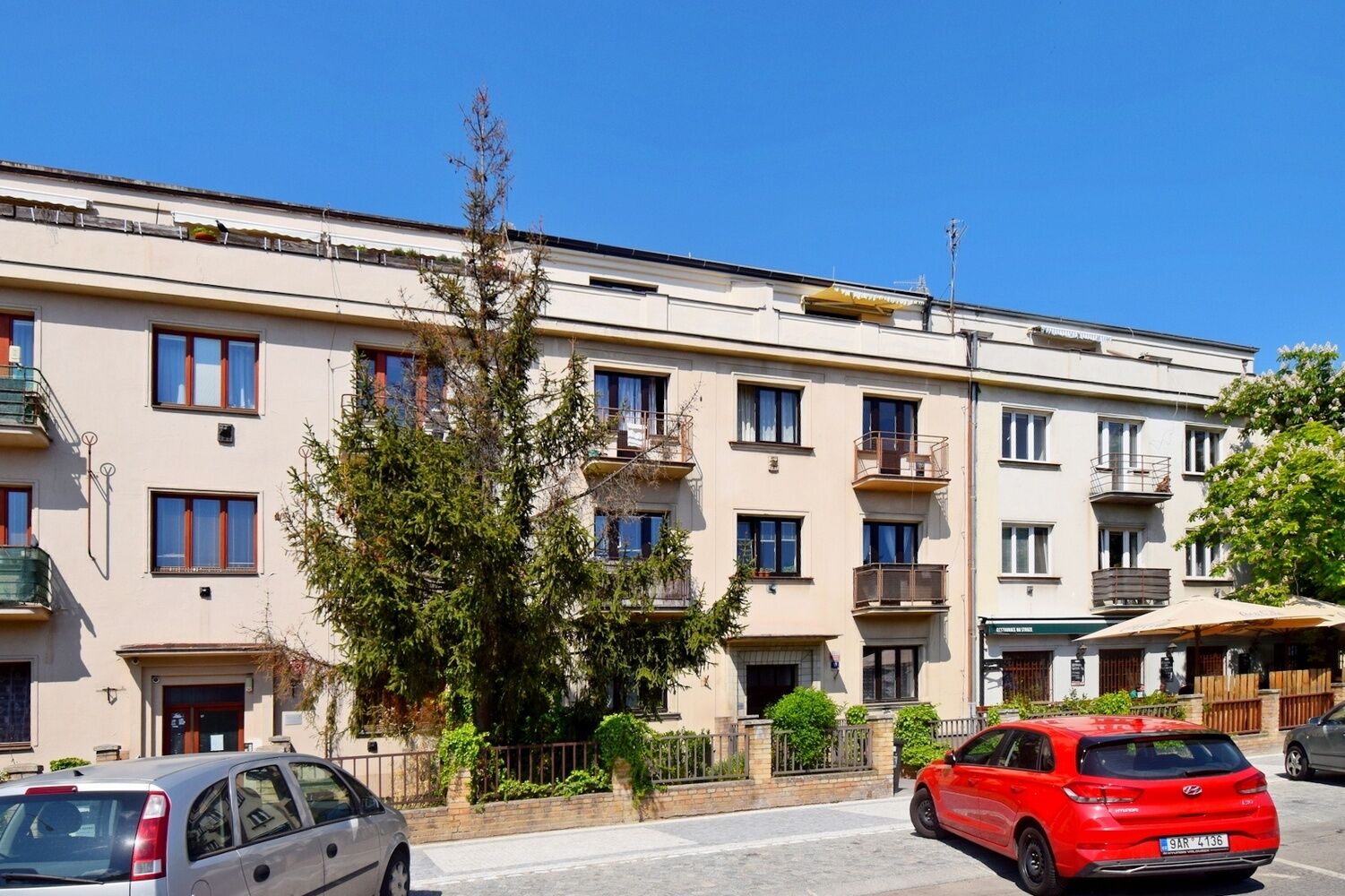 Velmi hezký 1+1 s terasou u metra Strašnická, Praha 10