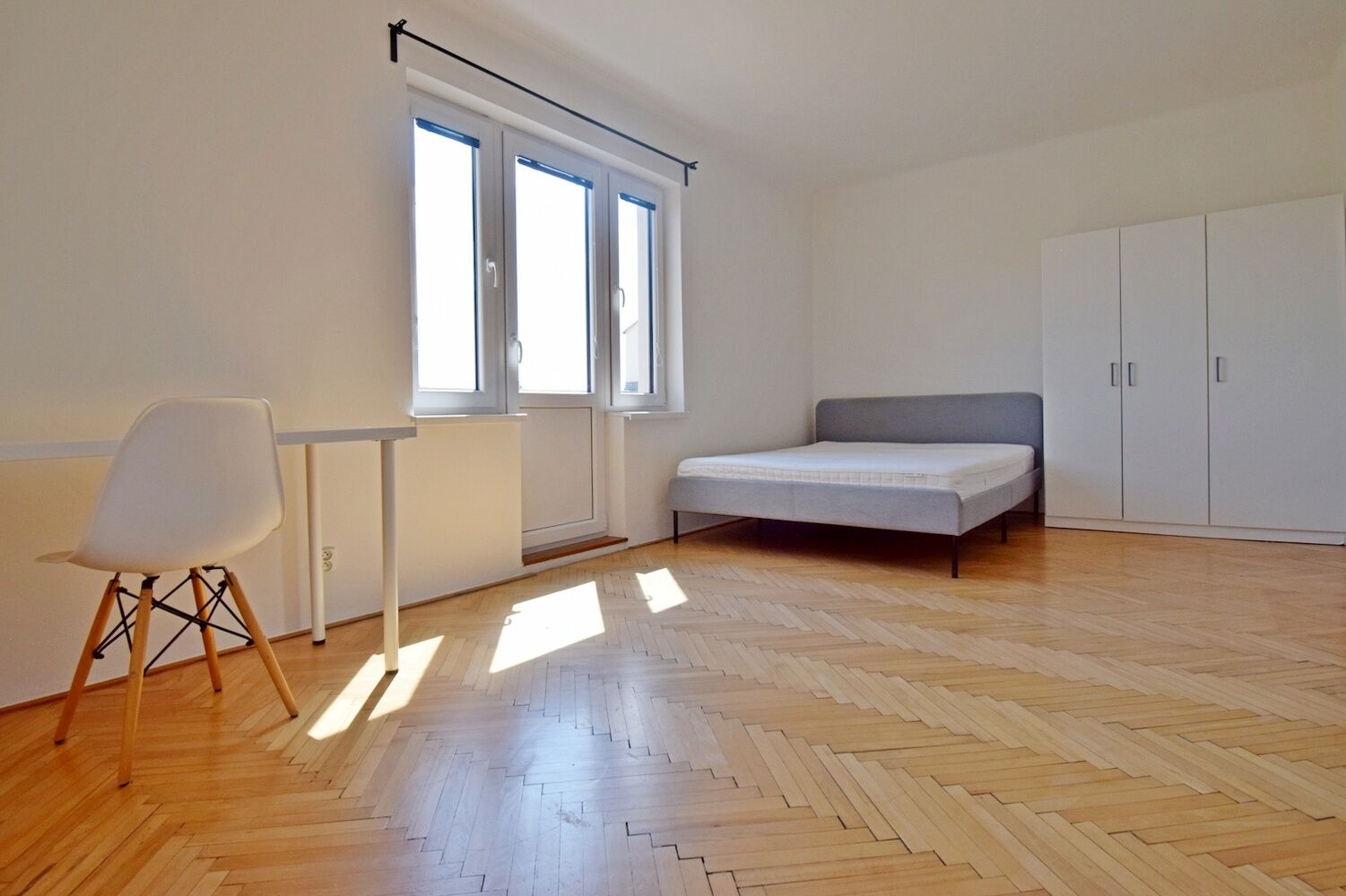 Velmi hezký 1+1 s terasou u metra Strašnická, Praha 10