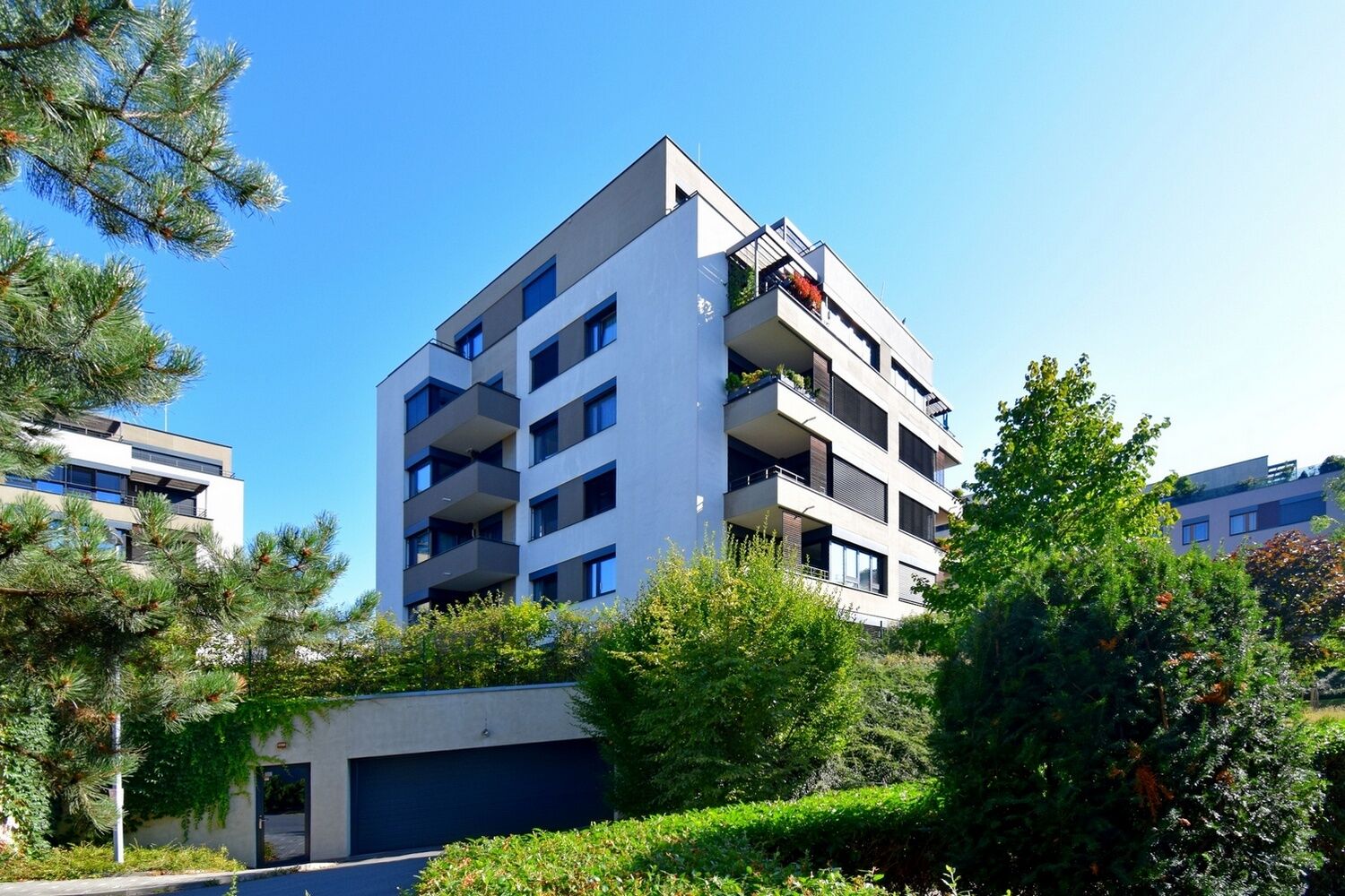 Garážové stání u Malešického parku na Praze 10