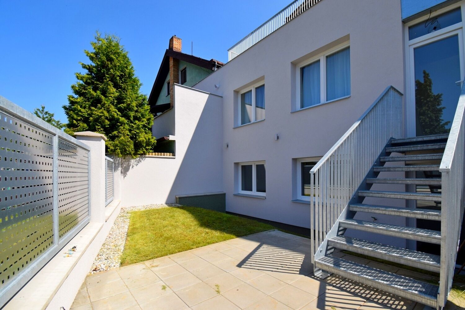 Zajímavý 3+kk se zahrádkou, 71 m2 ve vilce, Praha 6 - Řepy