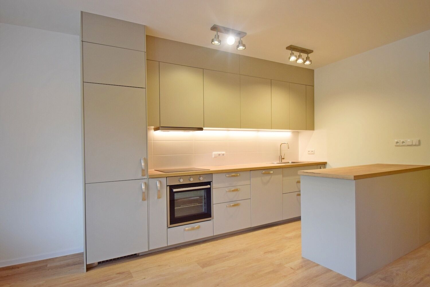 Zajímavý 3+kk se zahrádkou, 71 m2 ve vilce, Praha 6 - Řepy