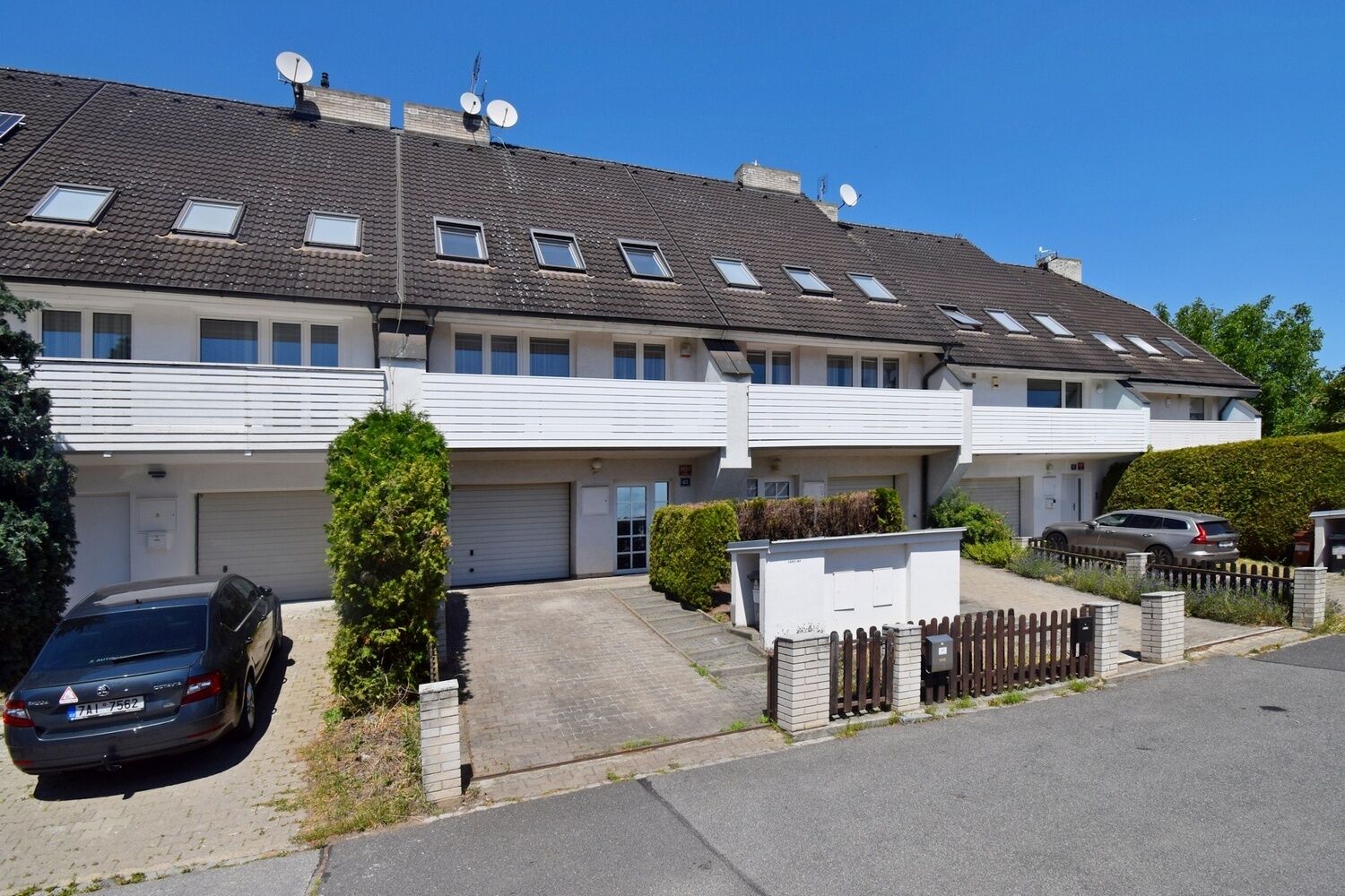 Velkorysý ŘRD 4+1 s balkonem, garáží a zahradou Praha 6 - Řepy