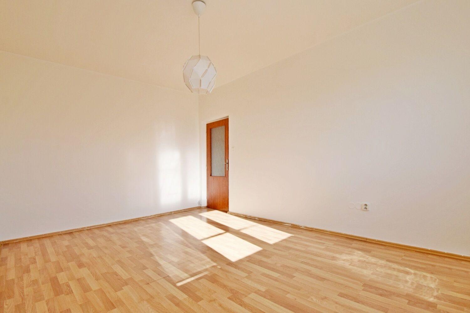 Nezařízený 2+1, 55 m2 u metra Petřiny, Praha 6