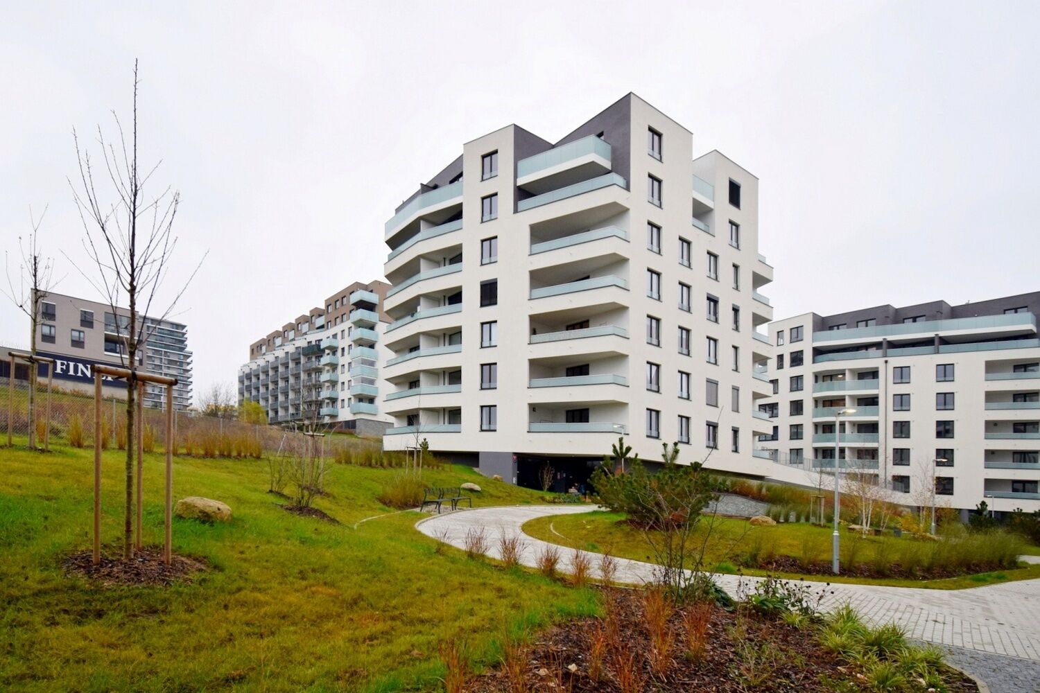 Moderní 2+kk s balkonem a garážovým stáním u metra Stodůlky, Praha 5